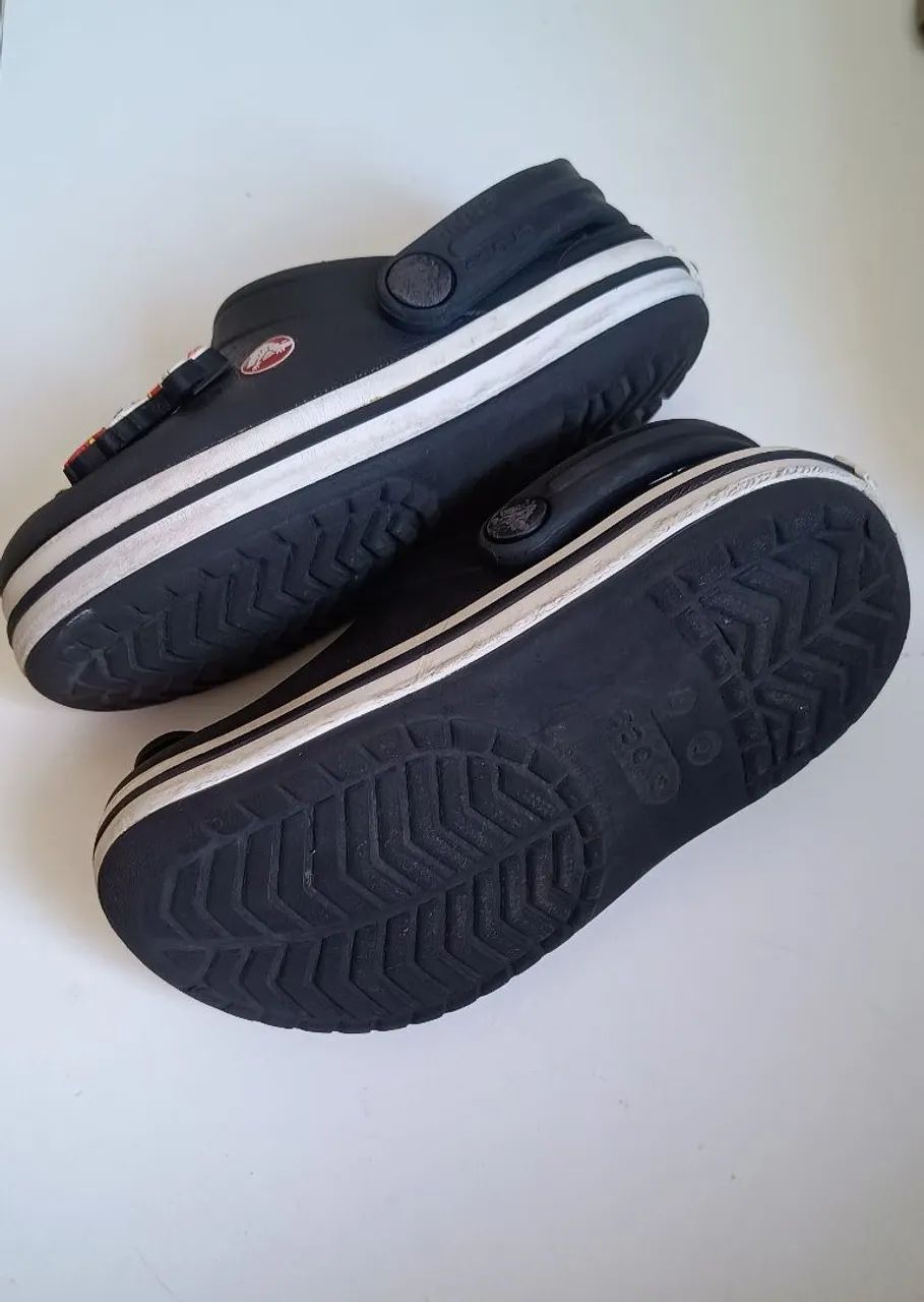 Crocs ORIGINAL Preta com Jibbitz em Perfeito Estado - Foto 3