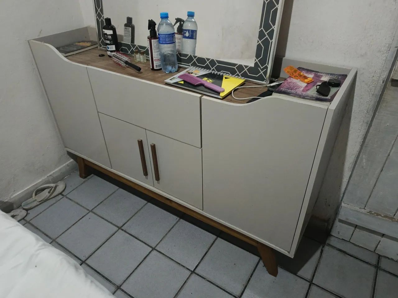 Cômoda de luxo MDF pés de madeira 