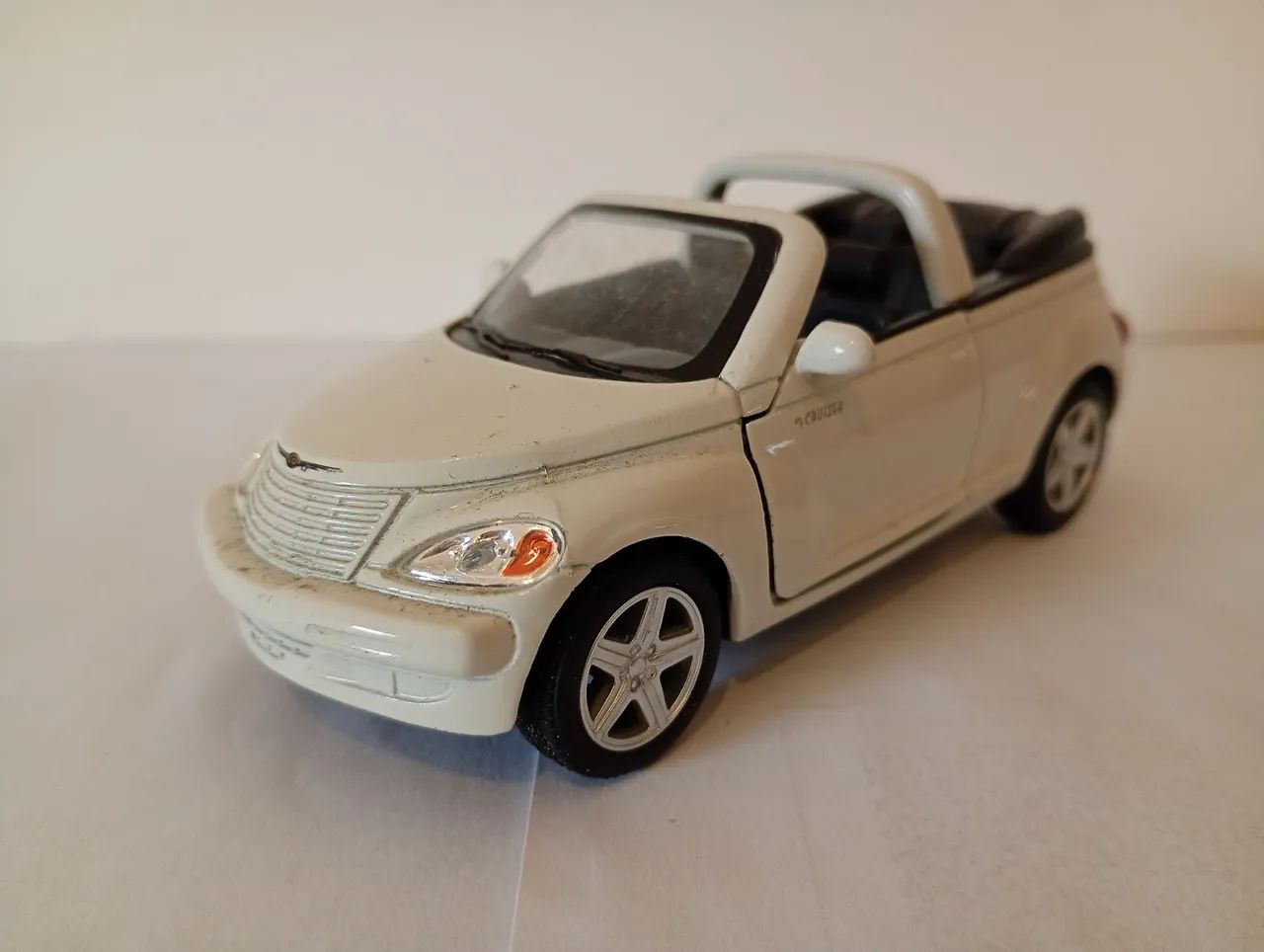 Kinsmart - 1/34 Scale Miniature PT Cruiser Cabriolet