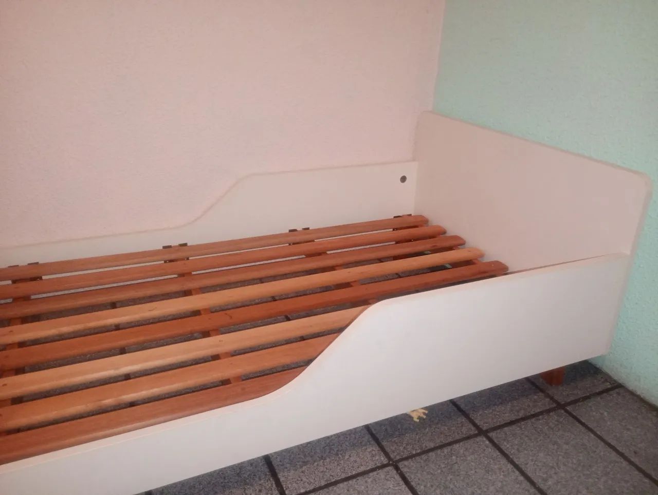 Vende-se cama infantil de madeira maciça  - Foto 3