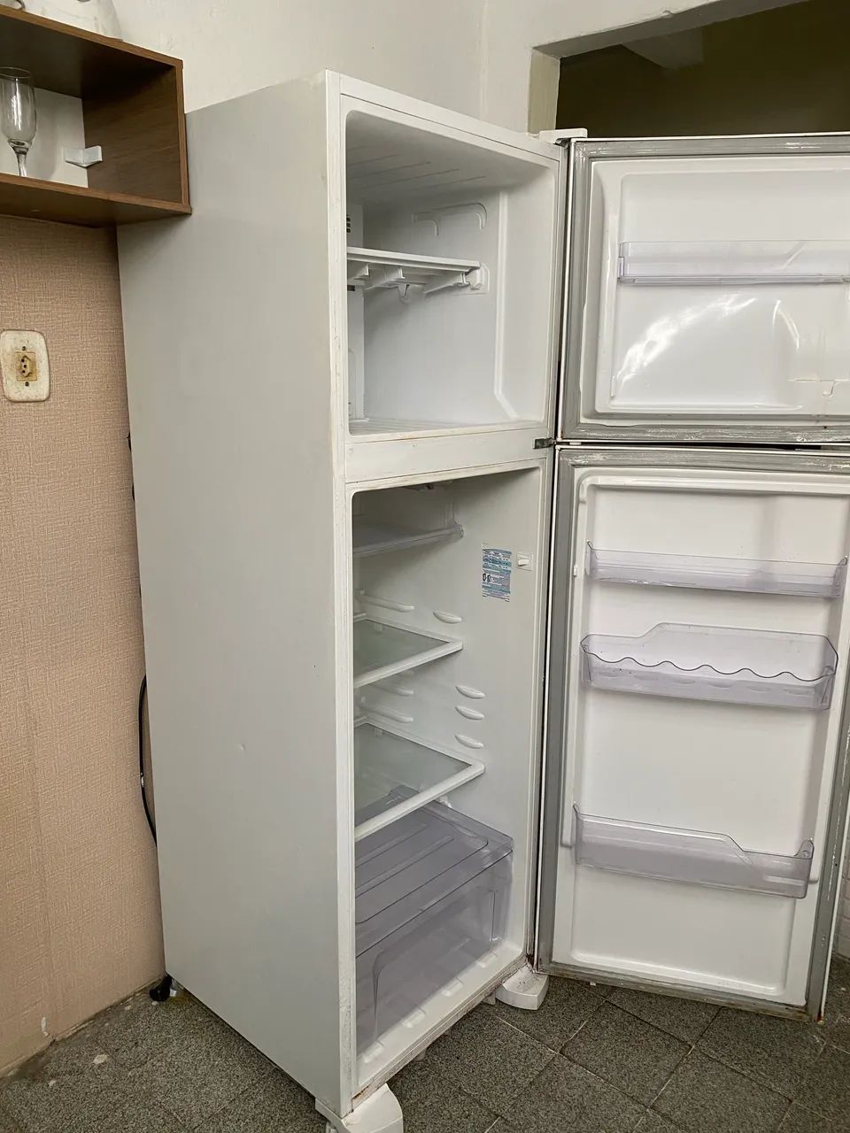 VENDE-SE GELADEIRA EM PERFEITO FUNCIONAMENTO 