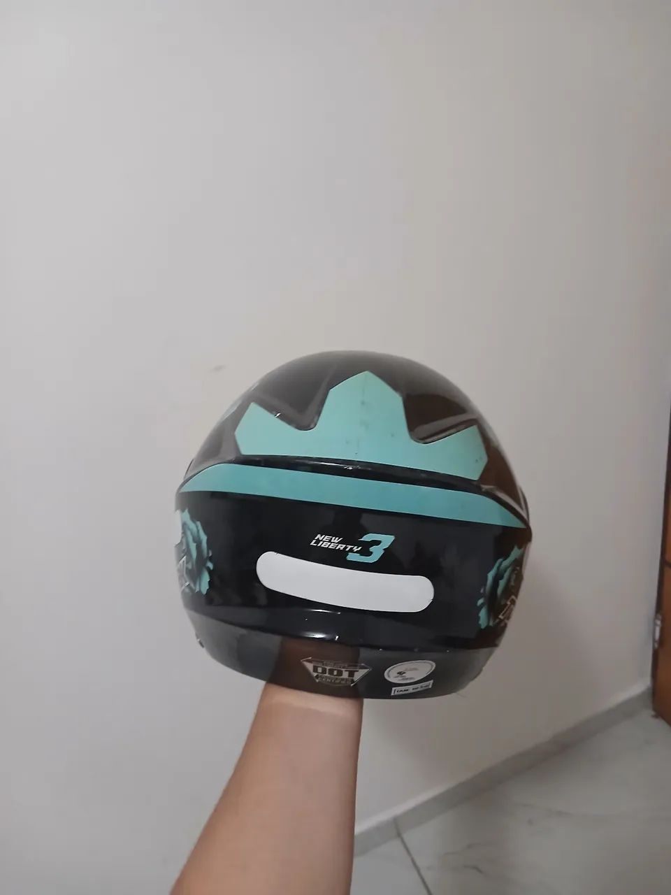 Capacete - compre o azul e ganhe o branco.