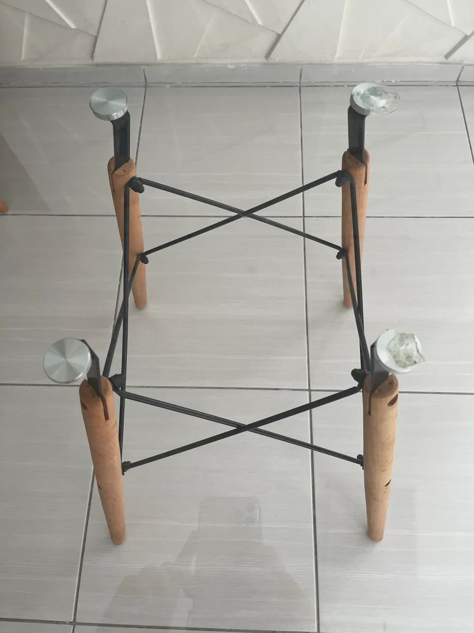 Mesa Eames Eiffel Quadrada com Tampo de Vidro Base de Madeira  - Foto 2