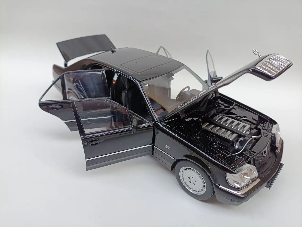 Miniatura Mercedes S600 1990 1:18 - Foto 3