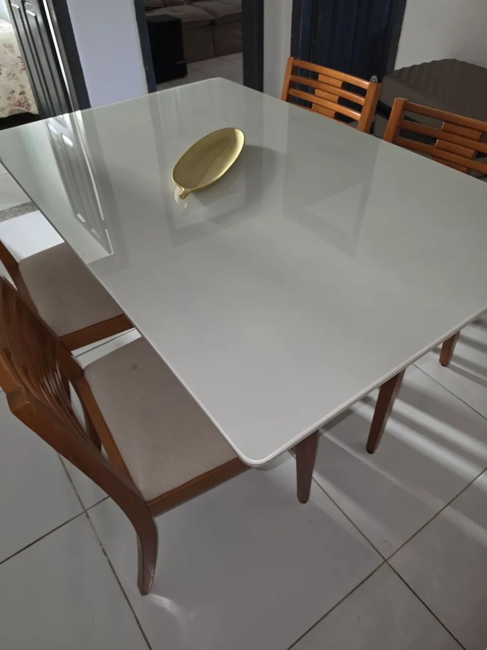 Mesa laqueada vidro leitoso