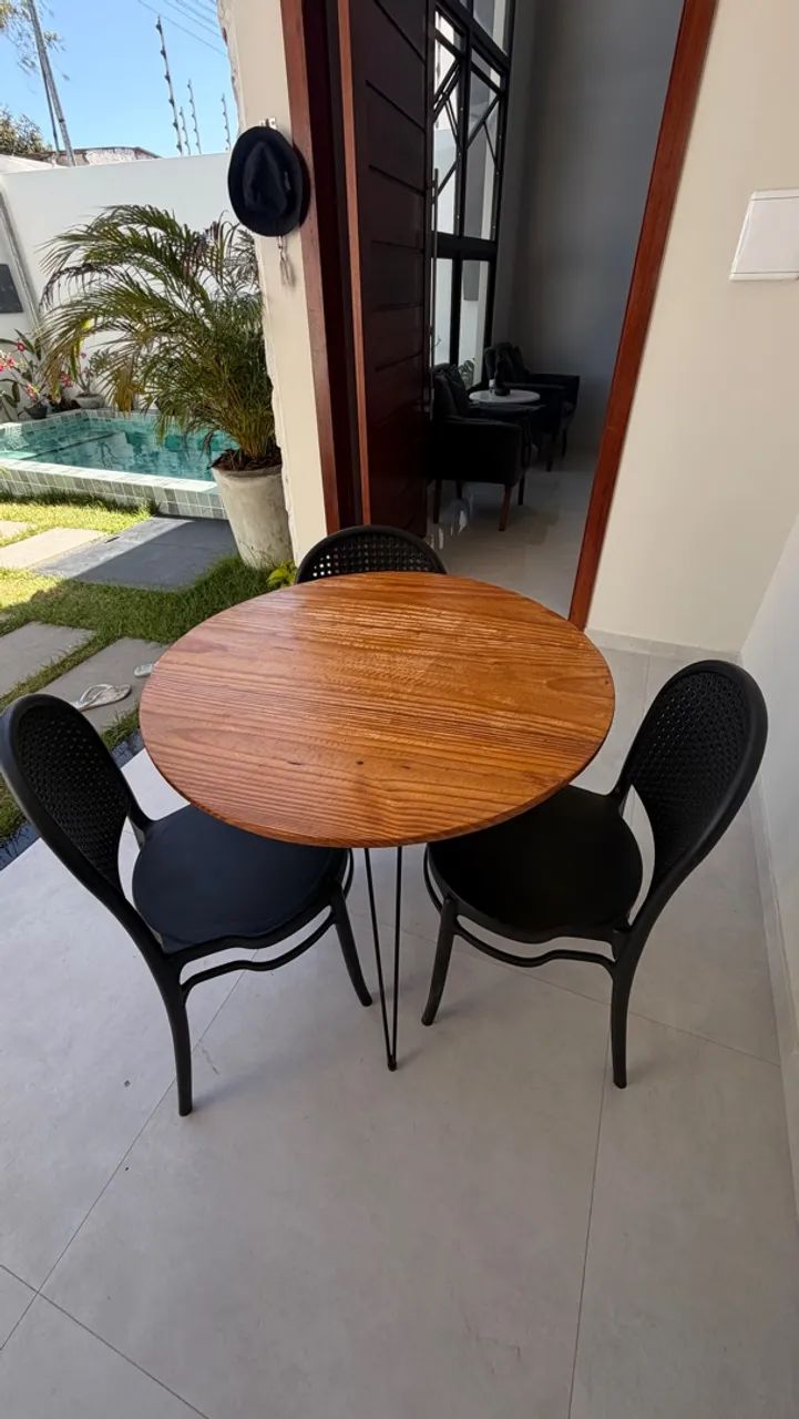 Lindo conjunto de mesa e três cadeiras para sua varanda