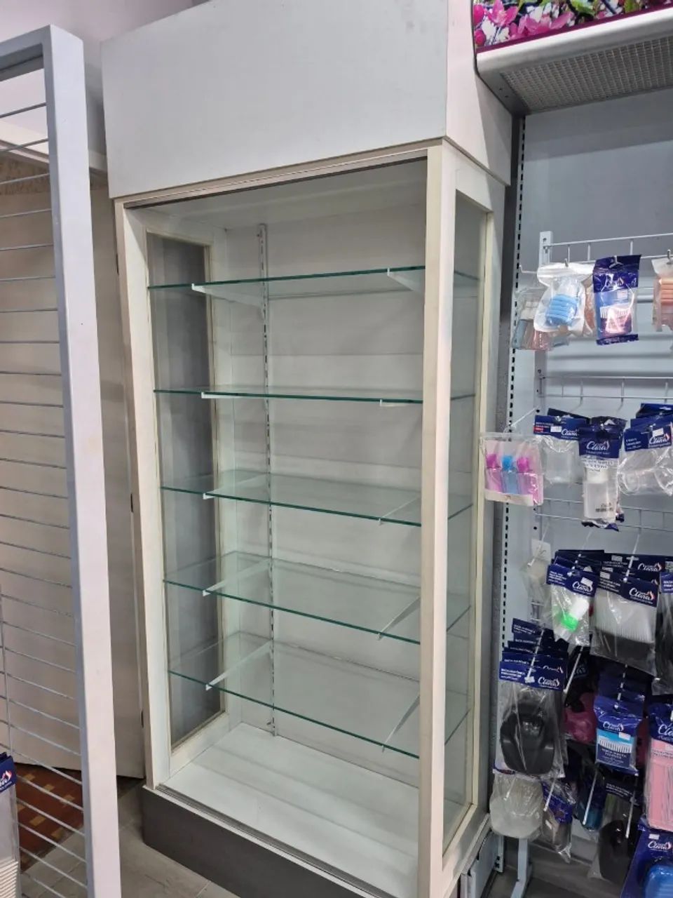 Vitrine com prateleiras de vidro