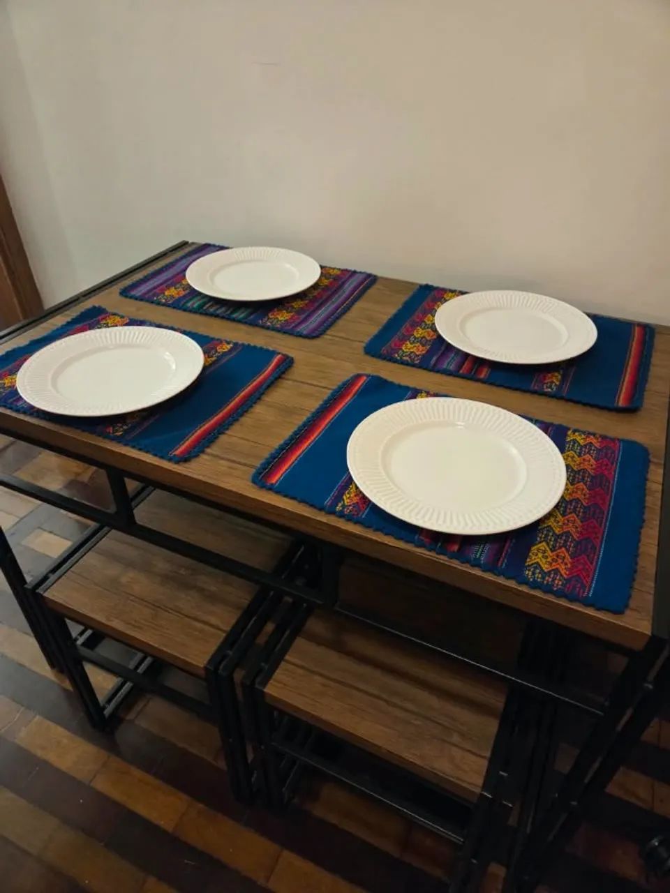 Conjunto de Mesa Wooden com 4 Bancos Preto e Amêndoa em Perfeito Estado - Foto 2