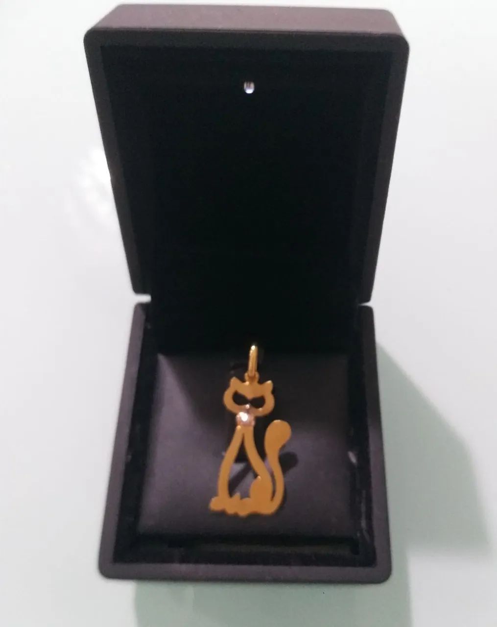PINGENTE COM DESIGN DE GATO, EM OURO AMARELO 18K, COM UM DIAMANTE.  