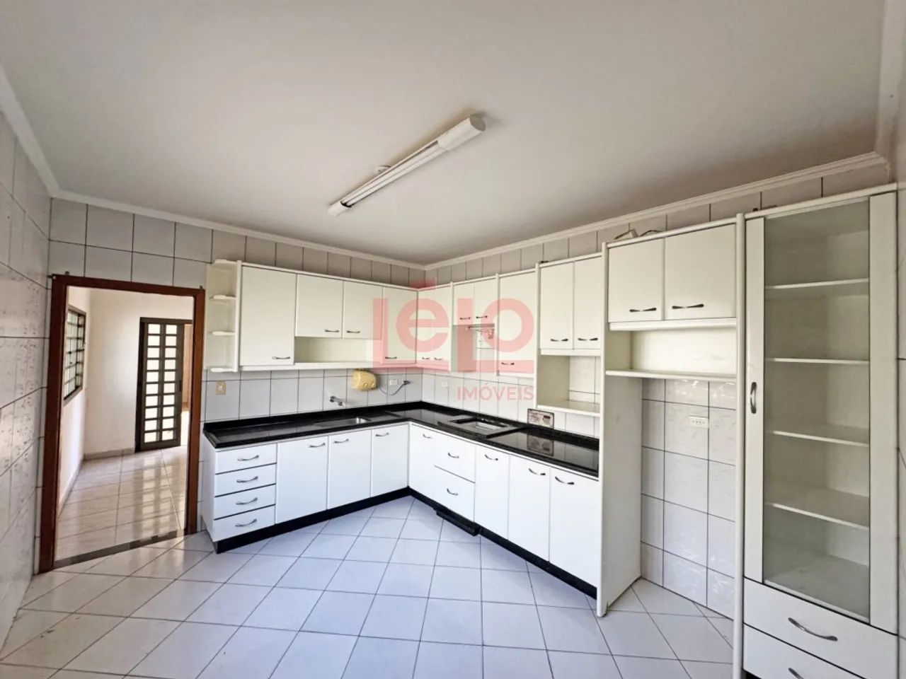 CASA ESPAÇOSA COM EDÍCULA - PRONTA PARA MORAR