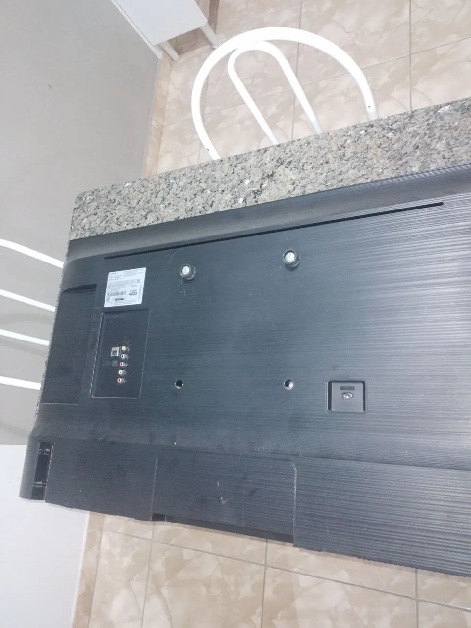 VENDO TV DE 43 POLEGADAS COM TELA C/ DEFEITO - Foto 2