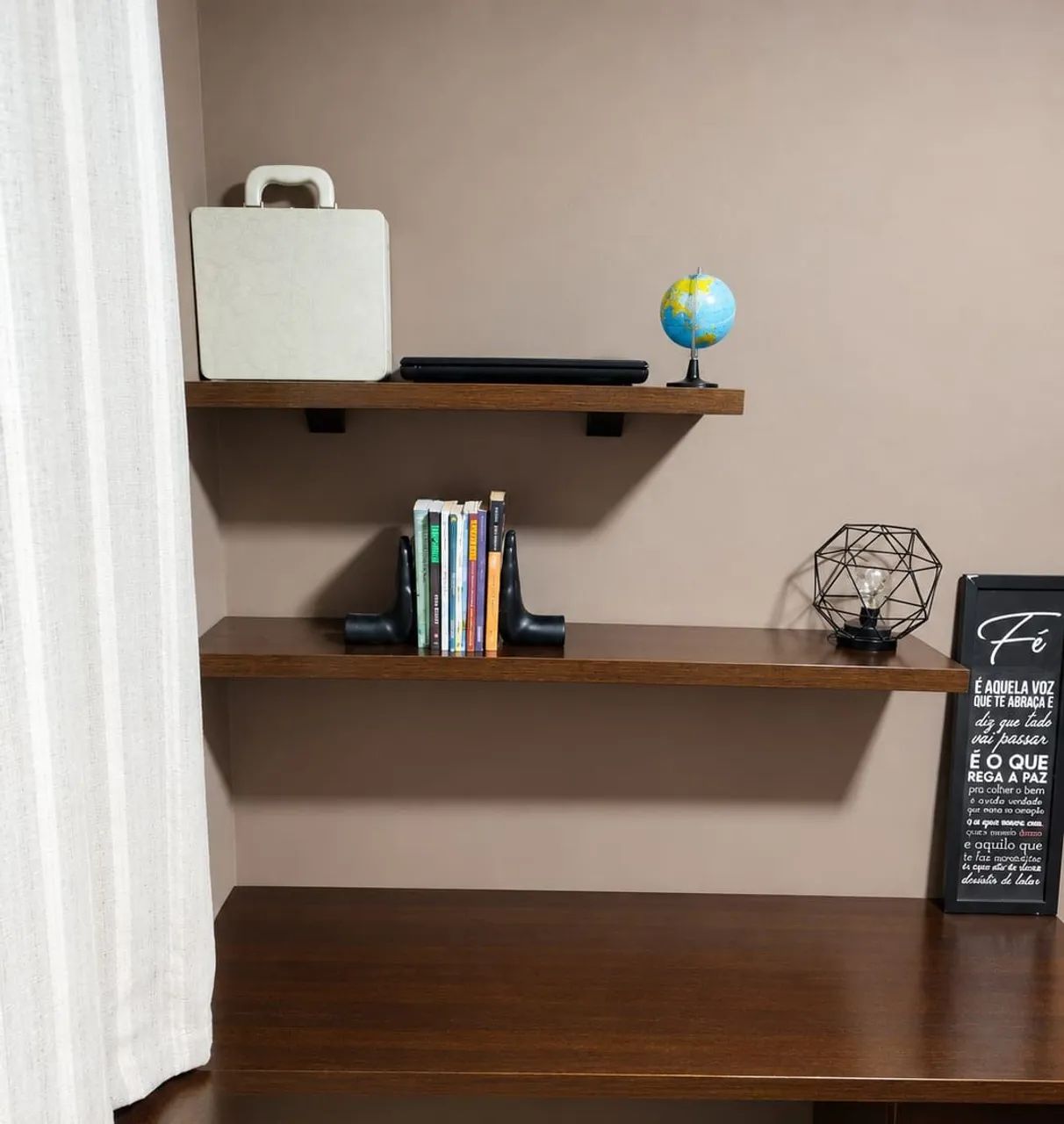 Mesa de escritório com prateleiras (Mdf duplo) - Foto 2