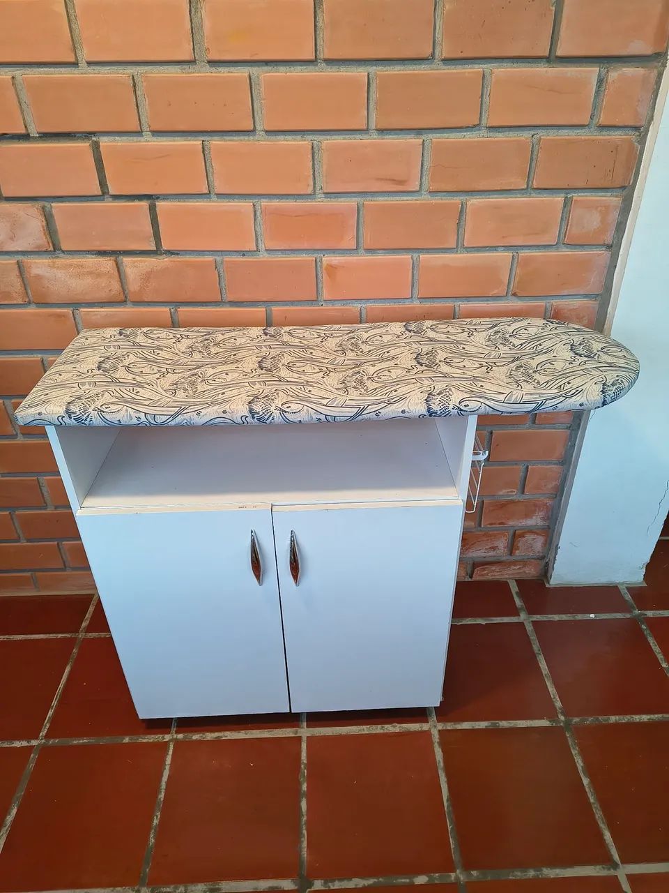 Armário com tábua de passar roupa embutida 