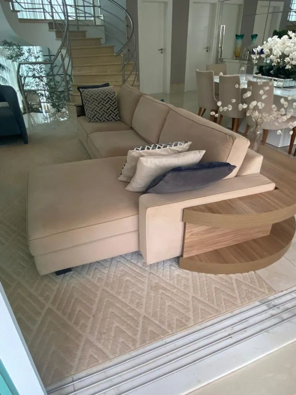 Sofá 3m Suede com Chaise + Aparador Madeira Sob Medida - Foto 4