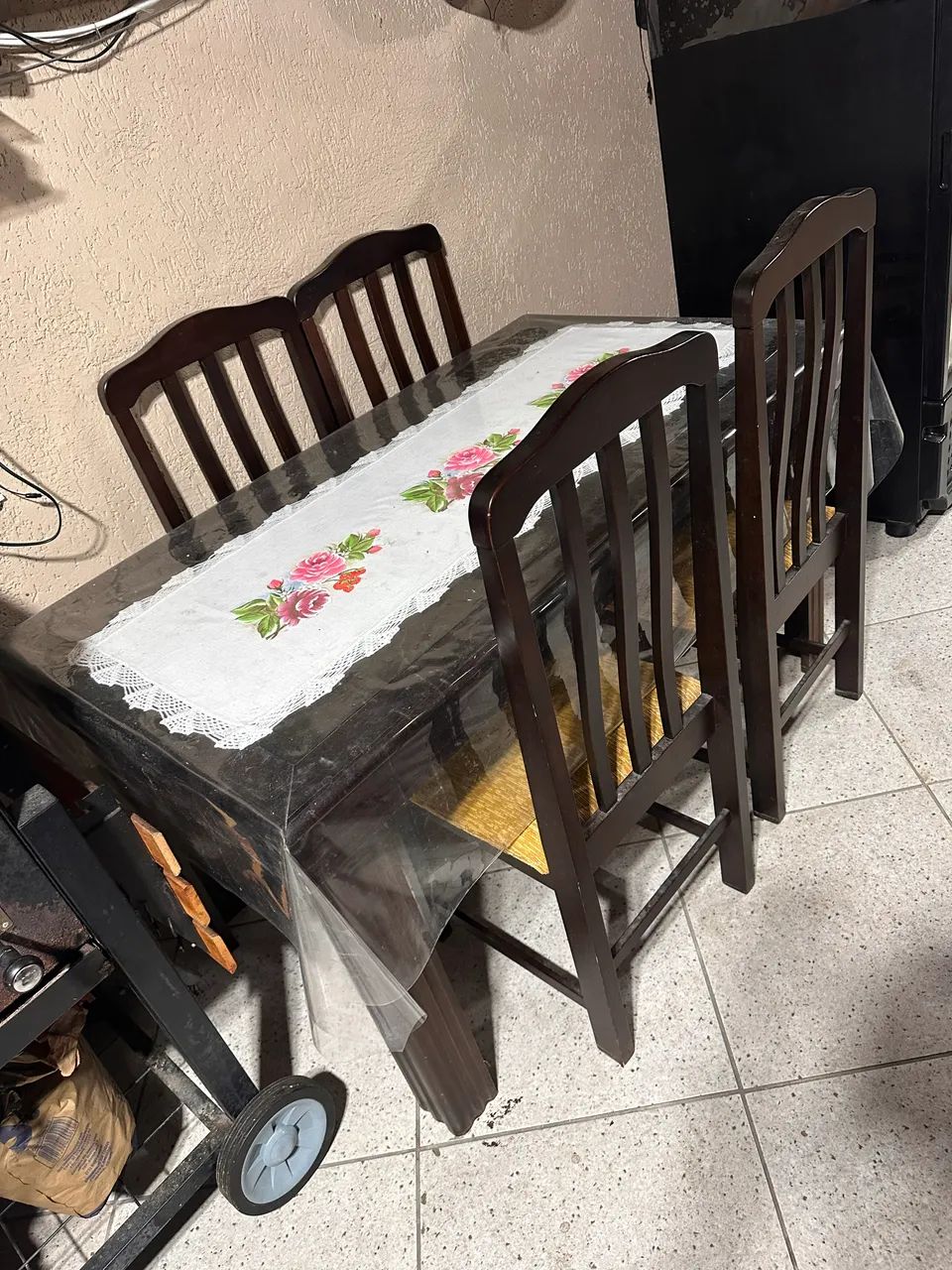 Mesa com quatro cadeiras - Foto 3