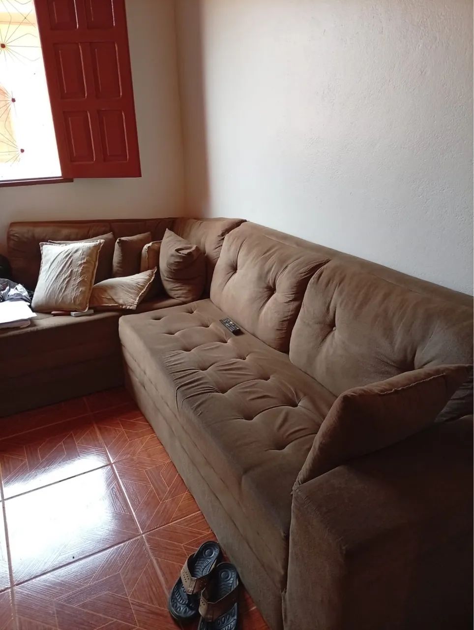 Vendo um sofá aveludado de canto,em formato de L