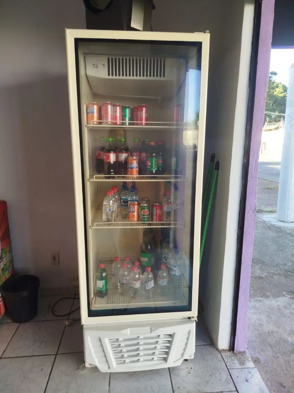 Vende_se expositor refrigerado funcionando tudo perfeitamente! 