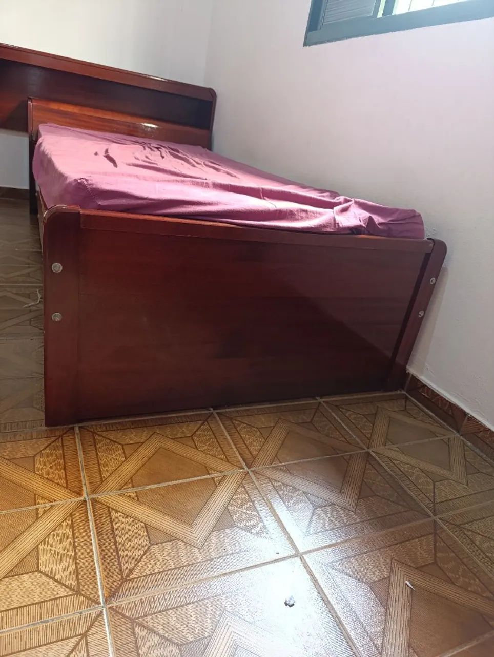 Cama de solteiro com mesa tipo escrivaninha, em mogno.
