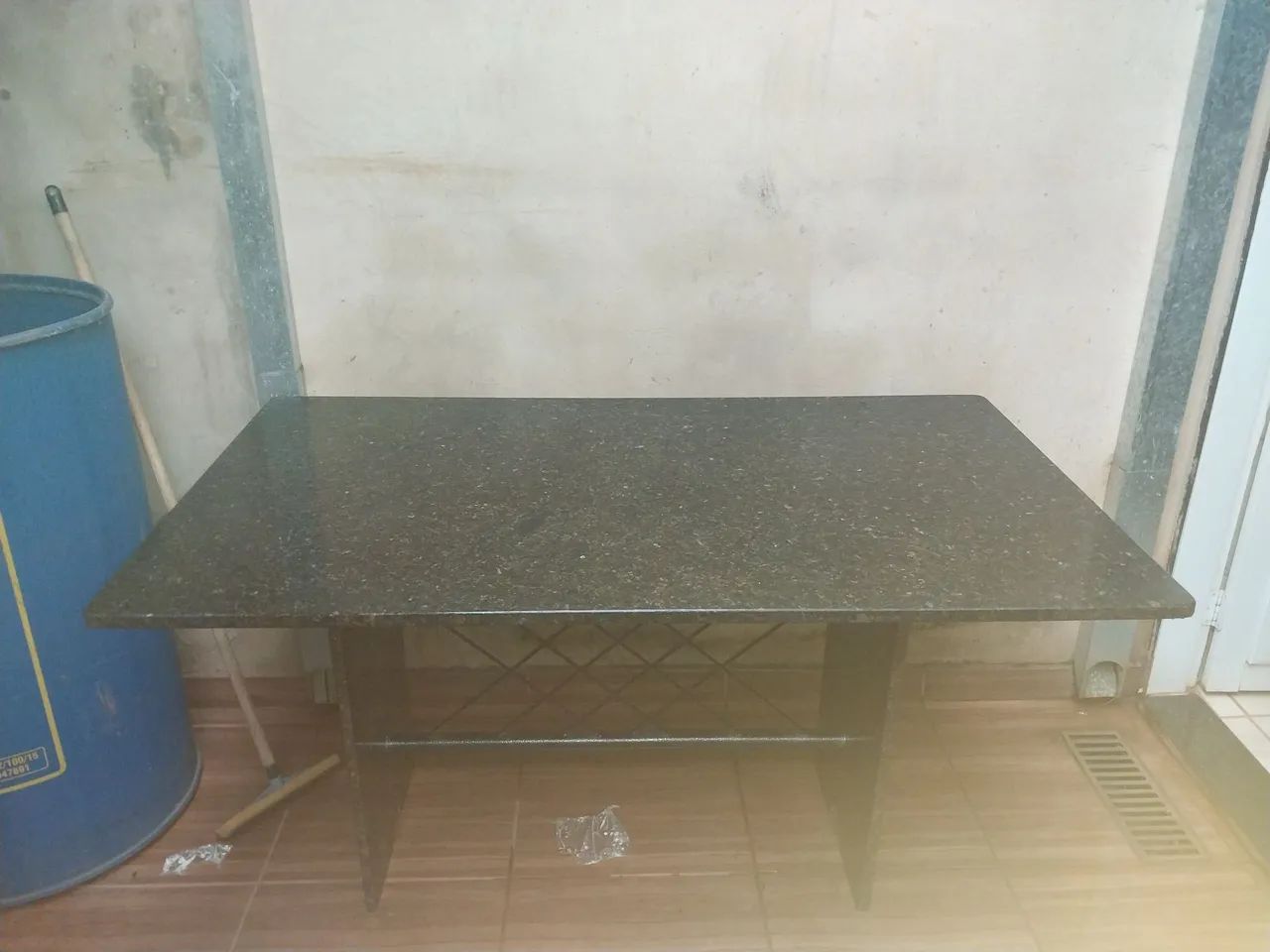 Mesa de Granito sem Cadeiras