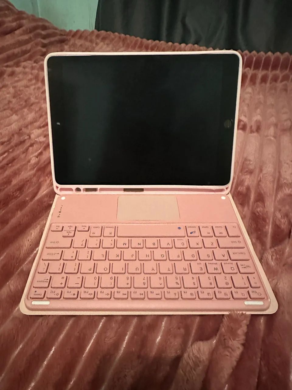 Vendo IPad 9º geração com 64g de armazenamento + capinha com teclado e mousepad de brinde - Foto 3