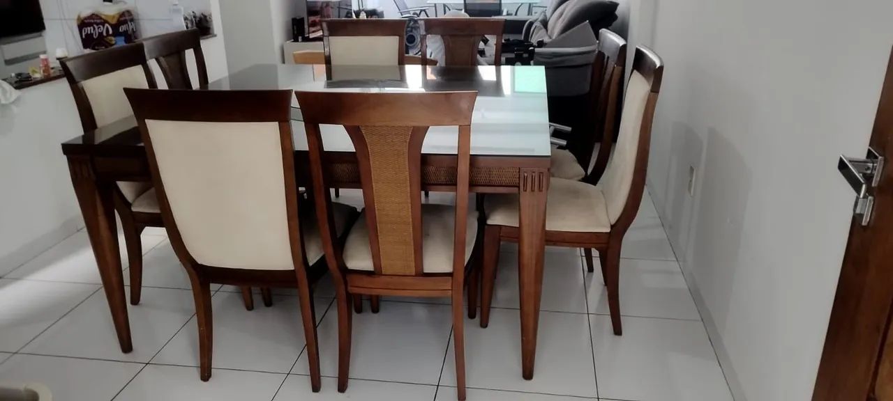 Mesa com tampo de vidro em madeira com 8 cadeiras acochoadas - Foto 2