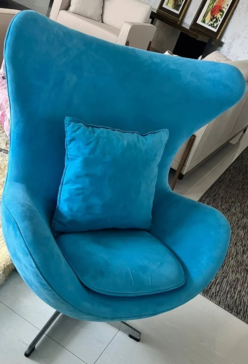 Poltrona Egg Giratória Azul com Almofada - Excelente Estado - Foto 2