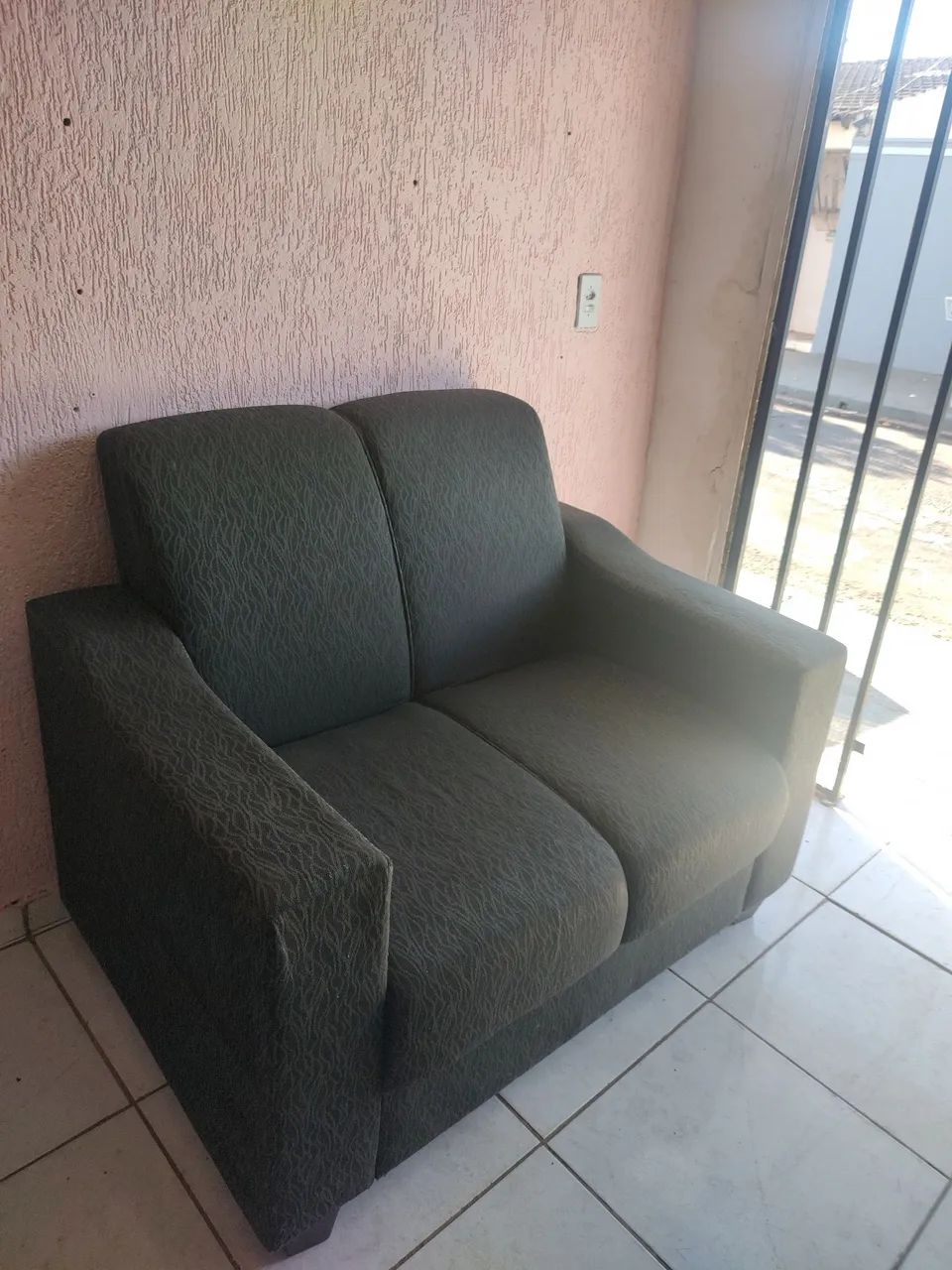 Vendo sofá muito conservado sem nenhum rasgo - Foto 4