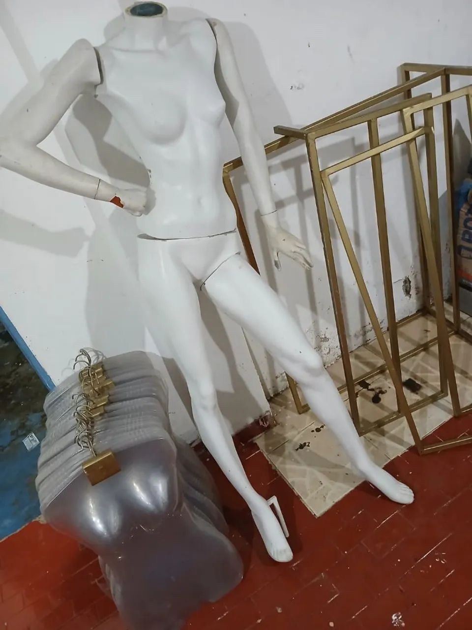 Cabides, manequin e araras
