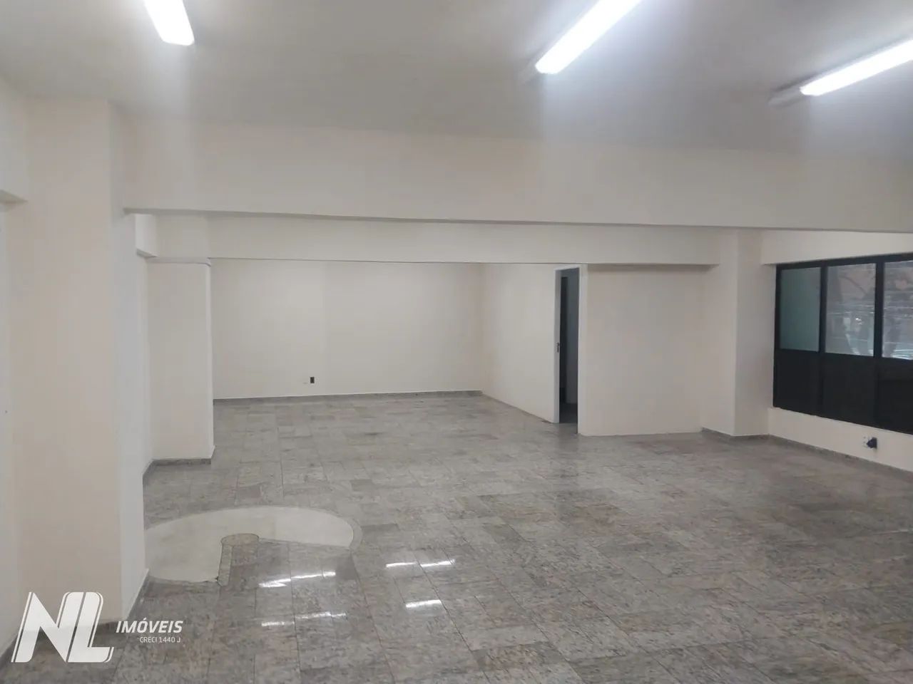 Sala Comercial Ampla no Tirol | Recepção, Salão e Vaga de Garagem - Foto 3