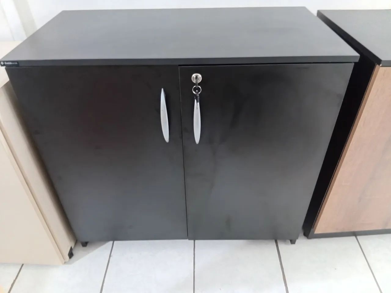 Armário com 2 portas para escritório 