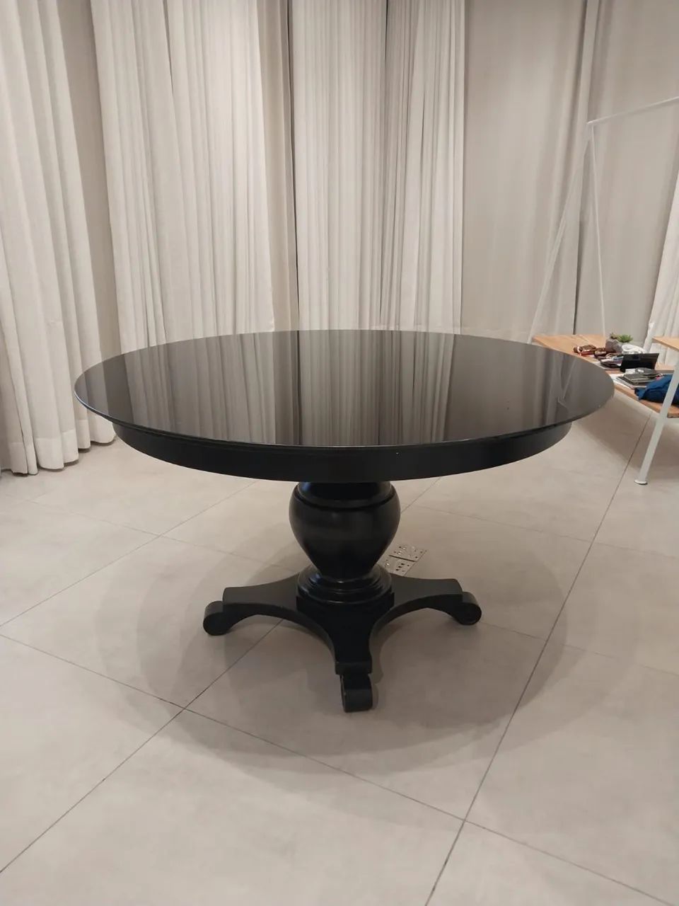 Mesa redonda de madeira com tampo de vidro - Foto 2