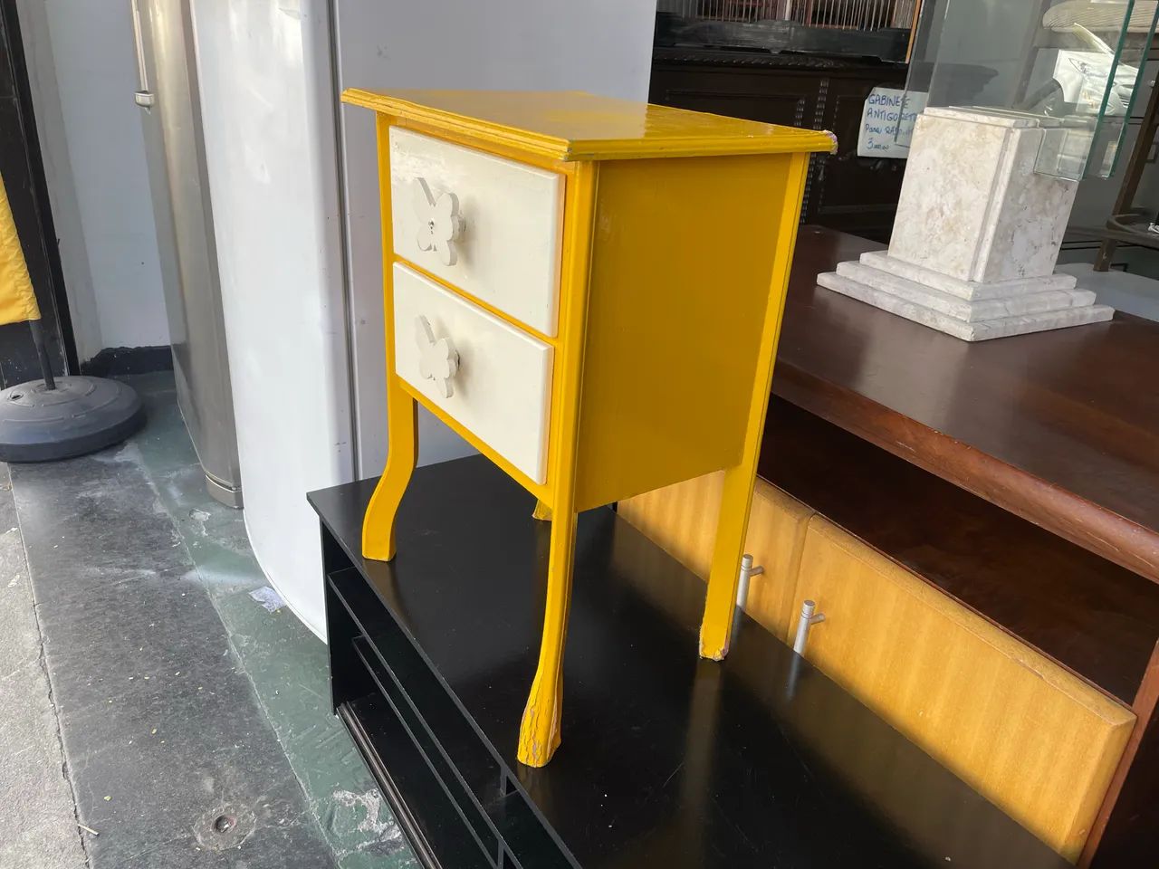 Mesa de Cabeceira Amarela com Duas Gavetas Branca - Foto 3