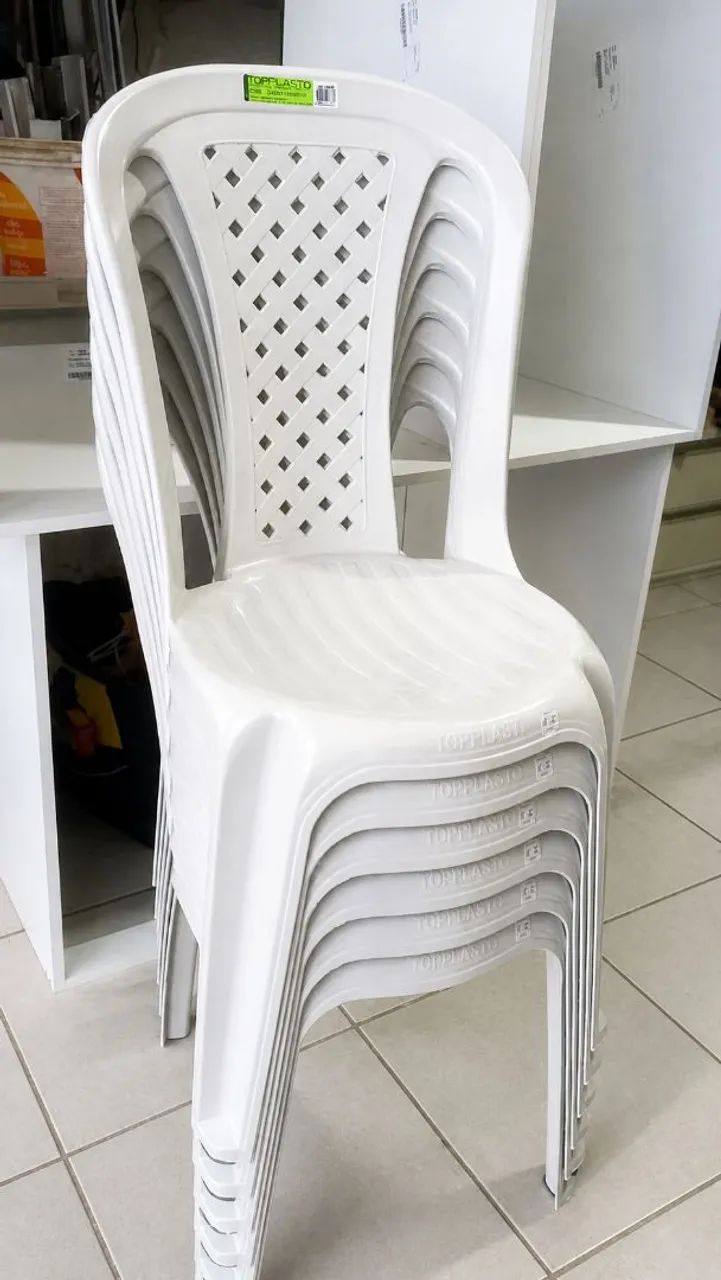 CADEIRA DE PLÁSTICO 
