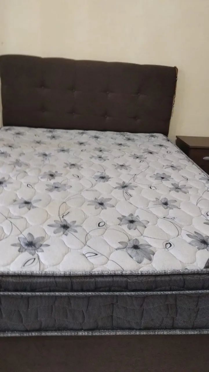 Cama com cabeceira