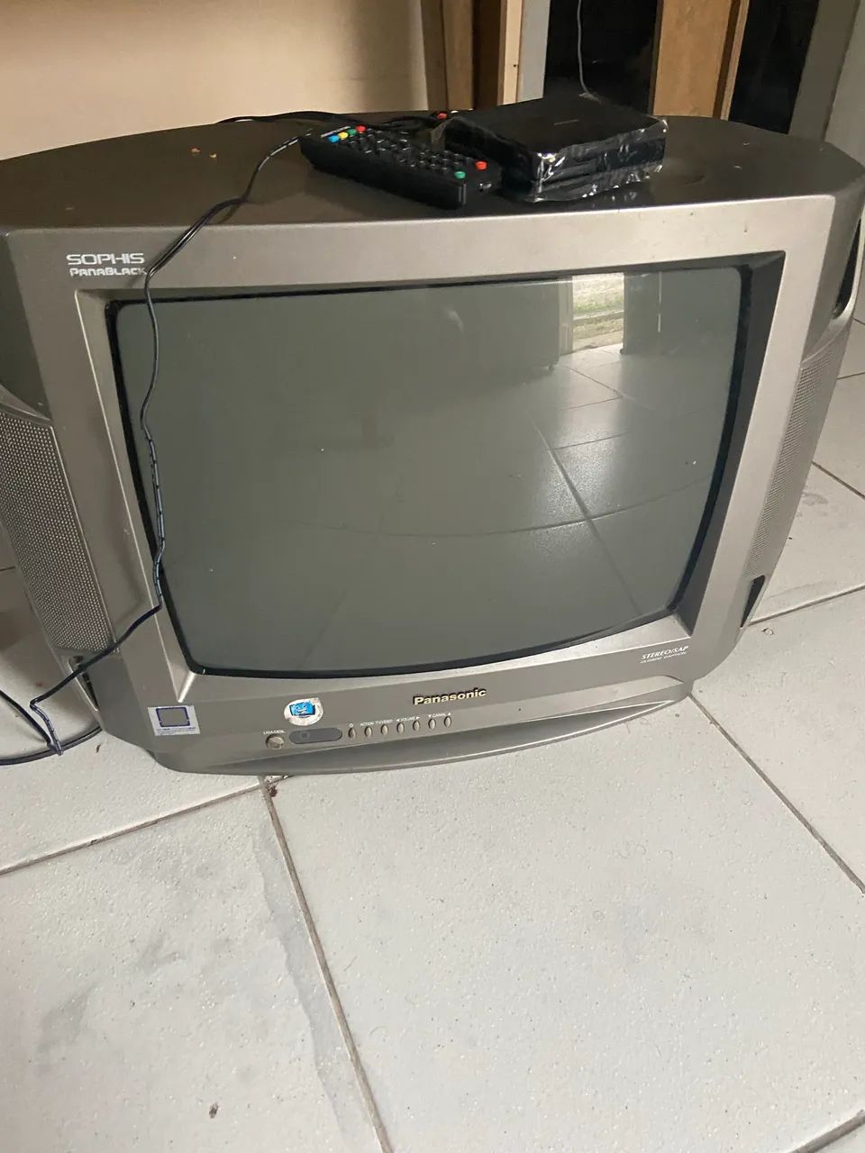 Tv de tubo + conversor incluso.