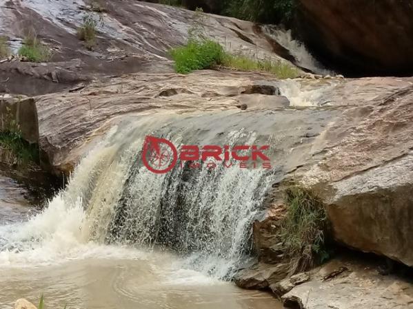 Sítio em teresópolis com cachoeira, nascente, terra para plantação e árvores frutíferas.