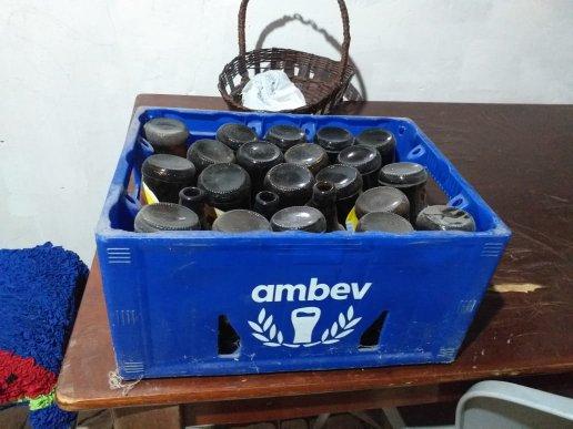 Caixa de cerveja e garrafa