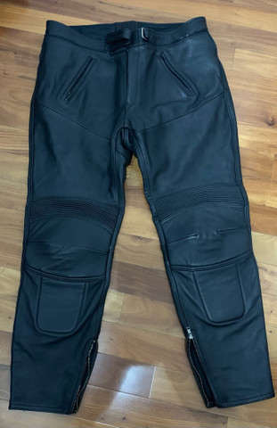 calça de couro para trabalho no campo