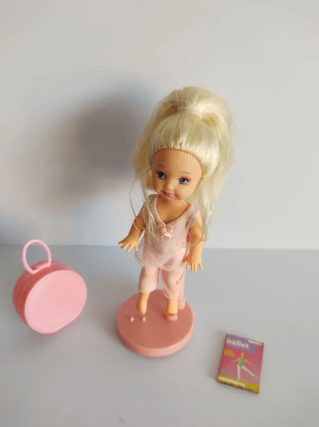 Boneca Barbie Usada Ken Doll - Vários modelos Sereia Polegarzinha Branca  Neve Bailarina Antiga - Corre Que Ta Baratinho