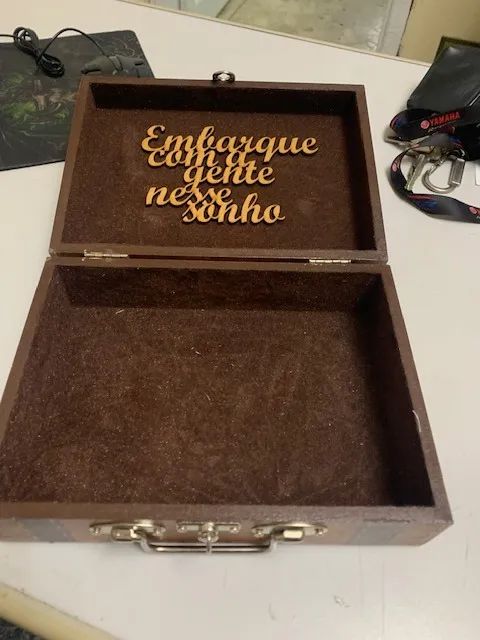 caixinha de madeira tamanho aprox 20 por 15 cm por 6 cm  - Foto 2