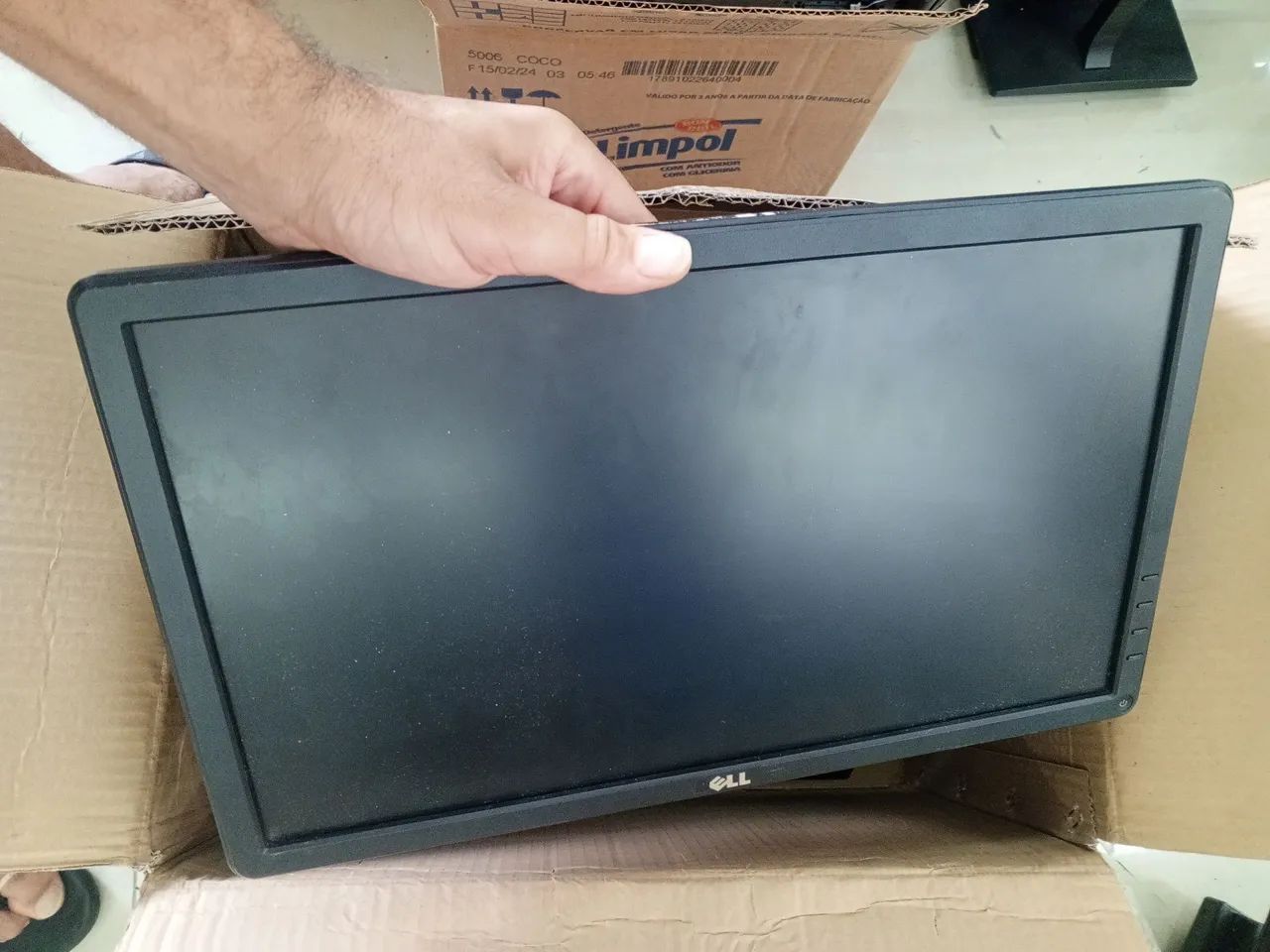 Lote de monitor de 19 polegadas sem pesinho para retirar peças , telas com detalhes,  - Foto 3