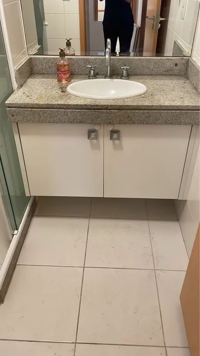 Armário de banheiro com duas portas e prateleiras