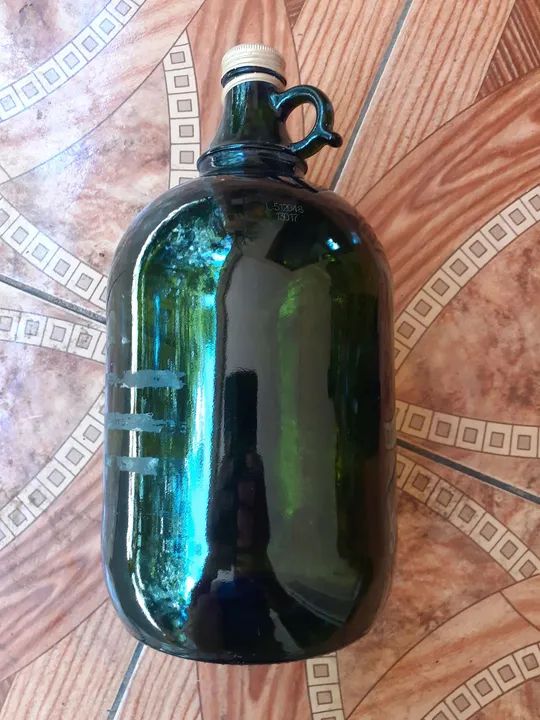 Garrafa de vidro verde vintage - Foto 2