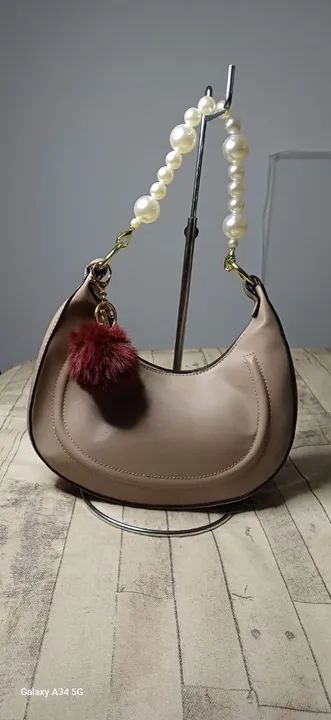 Bolsa de Ombro Bege com Detalhe de Pérolas
