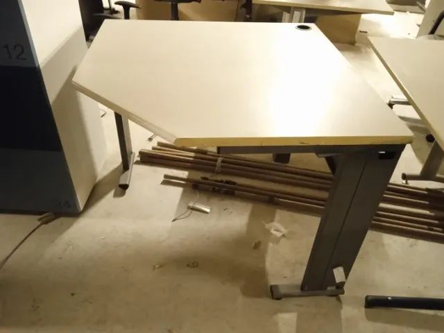 Mesa de apoio/ de canto hexagonal em MDF / Aço Bege 75 cm x 90 cm x 90 cm - Foto 4