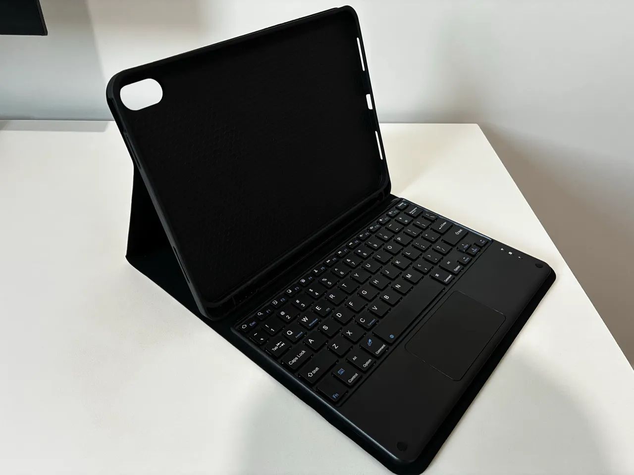 Capa com Teclado para iPad 10 e 11 Geração (A16) - Sem Uso - Foto 2