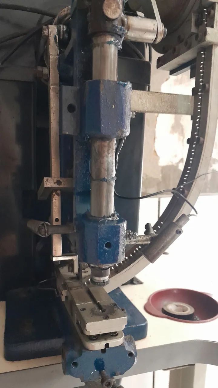 Máquina de pregar botões e rebites, semi-automática. Não coloca ilhós  - Foto 4