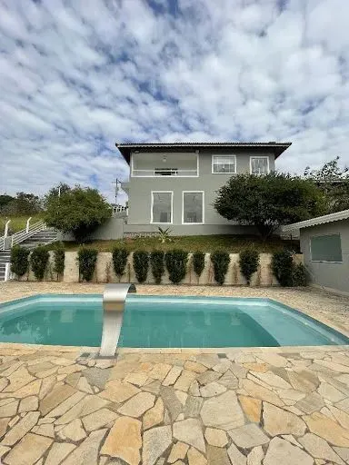 Casa com 04 quartos sendo 02 suites