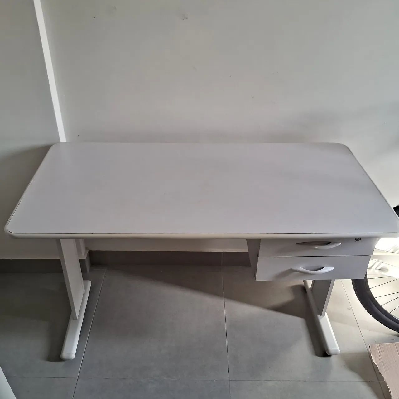 Escrivaninha cinza claro com gavetas - Foto 3