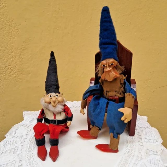 Par de Gnomos Antigos + 1 Cadeirinha de Madeira - Foto 3
